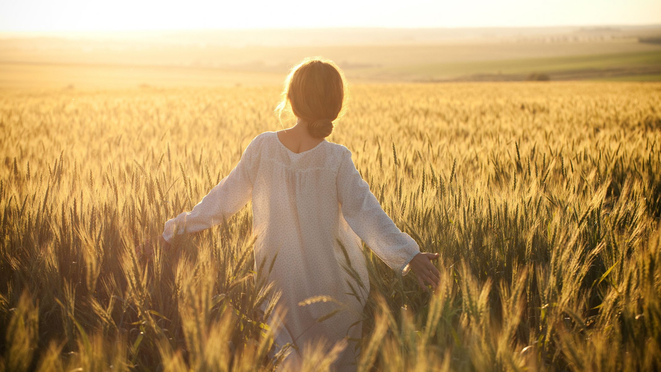 mädchen mädchen mädchen mädchen frau frauen feld wind weizen ernte gelb himmel kleid haare von hinten zu fuß freiheit glück eins eins einsamkeit schöne desktop-hintergründe tapeten widescreen-hintergründe