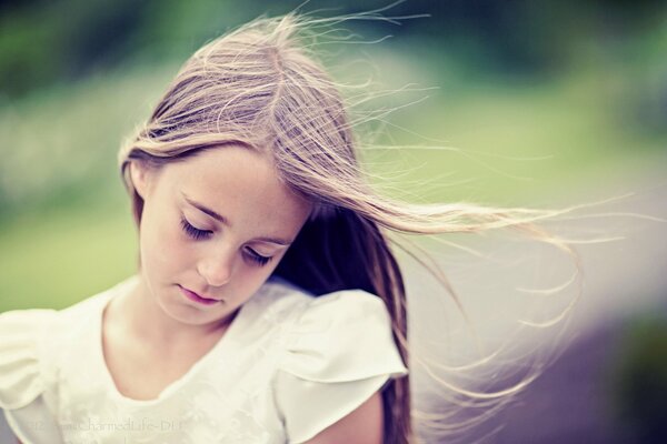 Retrato de una niña triste con los ojos caídos