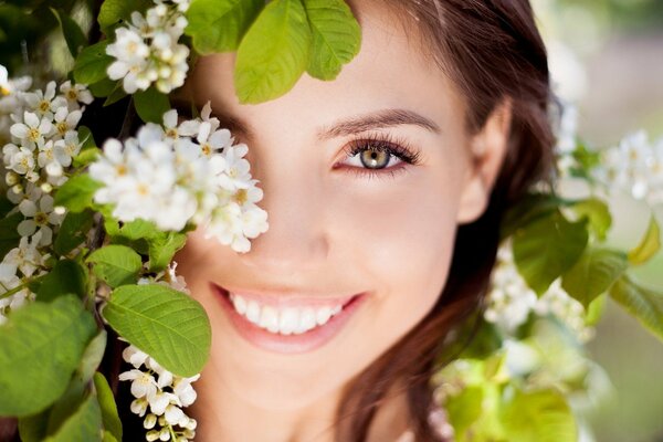 Sonrisa femenina en colores blancos