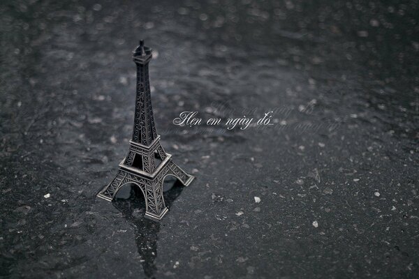 Paris et la tour Eiffel sous la pluie