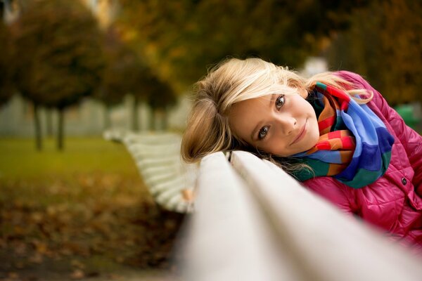 Portrait d automne d une jeune fille dans le parc