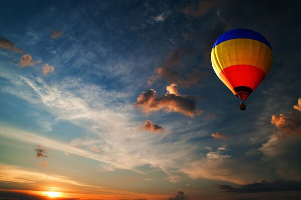 Ballon dans le ciel bleu