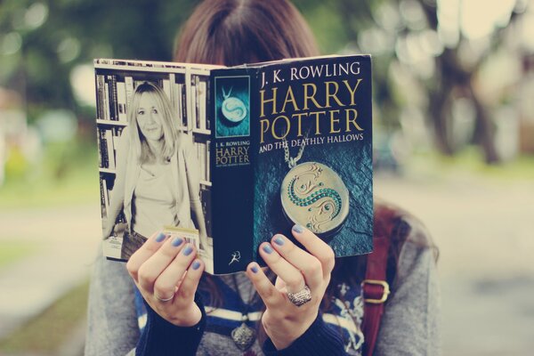 Mädchen liest ein Harry-Potter-Buch