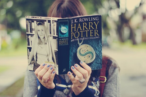 Fille lisant le livre Harry Potter