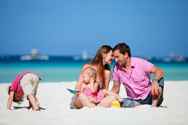 Familia feliz con niños en la playa