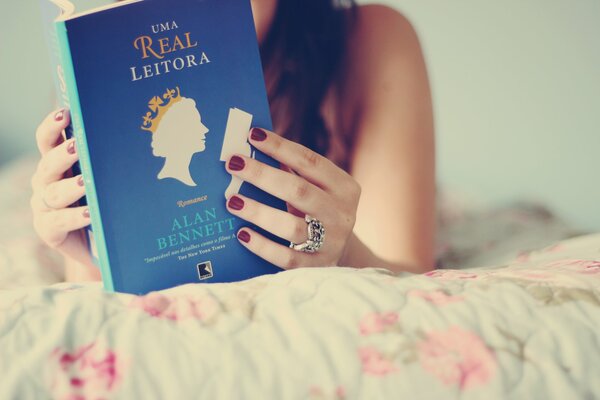 Niña leyendo el libro azul