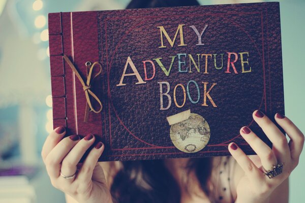Jeune fille tient dans ses mains un livre d aventure