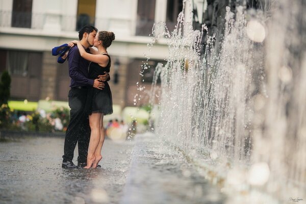 Cita en el agua de la fuente y el primer beso de la pareja