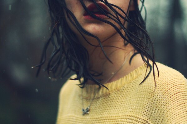 Nasse Haare im Regen Mädchen im gelben Pullover