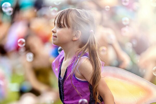 Fille sur fond de bulles