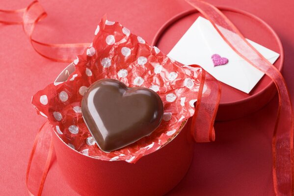 Caja roja con corazón de chocolate dentro