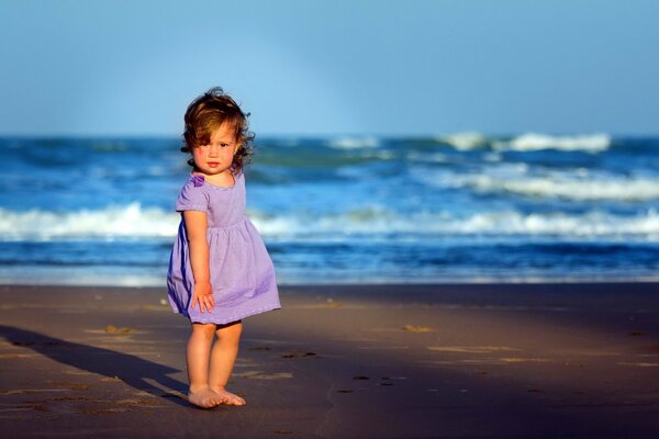 Niña en la orilla del mar