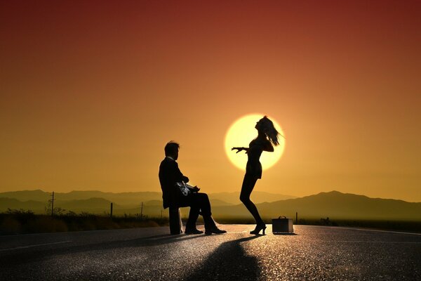 Silueta de una chica bailando al atardecer