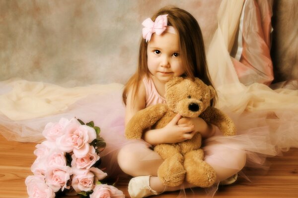 Jolie fille tenant un ours en peluche