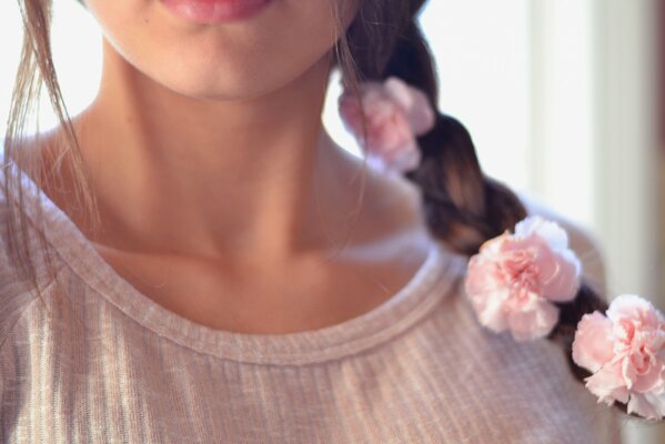 Peinado con flores de rosa en una niña