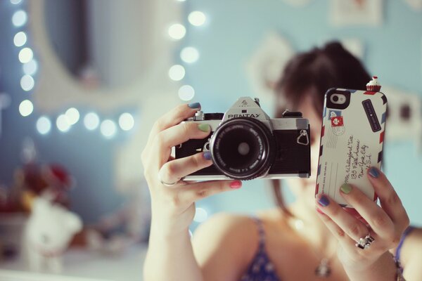 Selfie foto di una ragazza con una macchina fotografica