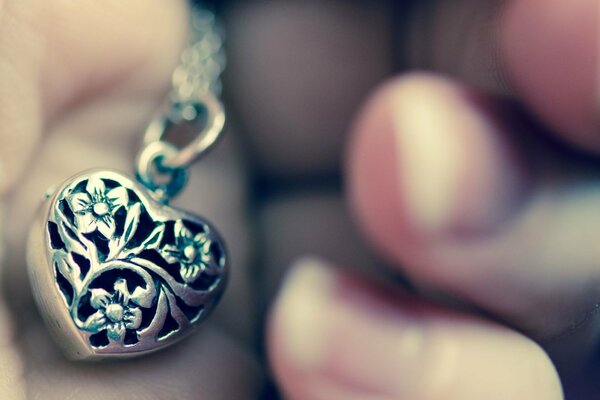 Hermoso colgante de corazón de plata con flores