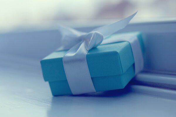 Голубая подарочная коробка с бантом