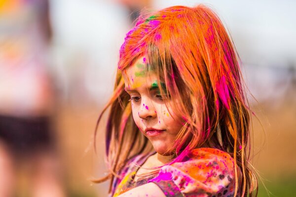 Mädchen in Farbe beim Blumenfest