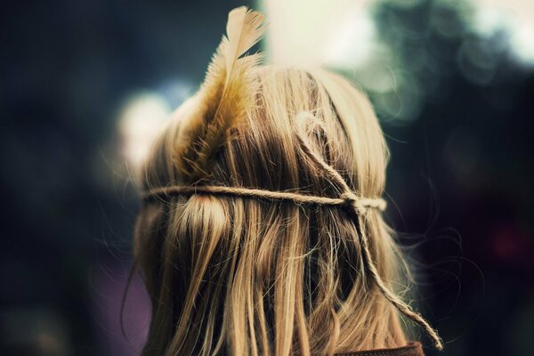 Hippie chica con una pluma en el pelo