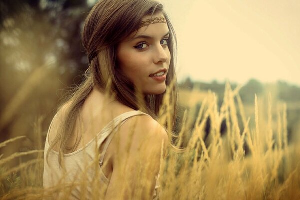 Fille aux cheveux blonds dans le champ