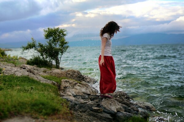 Das Mädchen kam zum Meer, um die Stimmung zu heben