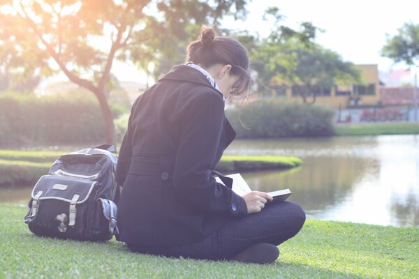 Dans le parc sur l herbe, vous pouvez lire