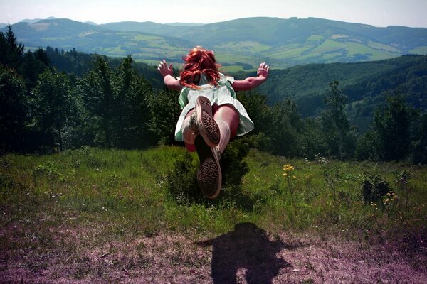 Ragazza circondata da colline, boschi, montagne