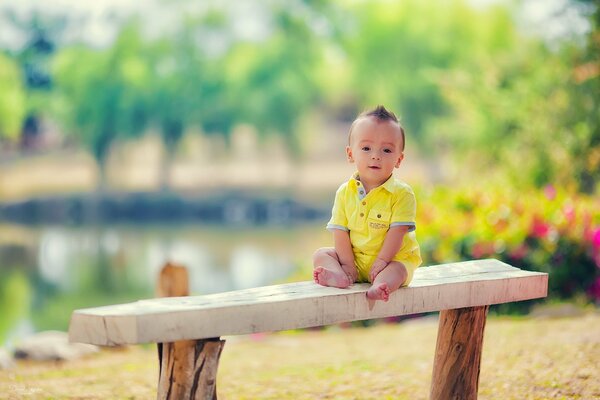 Petit garçon assis sur un banc