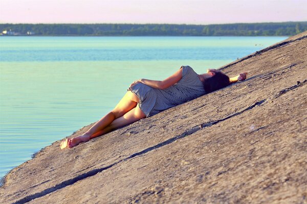 Sexy fille à moitié nue sur le rivage