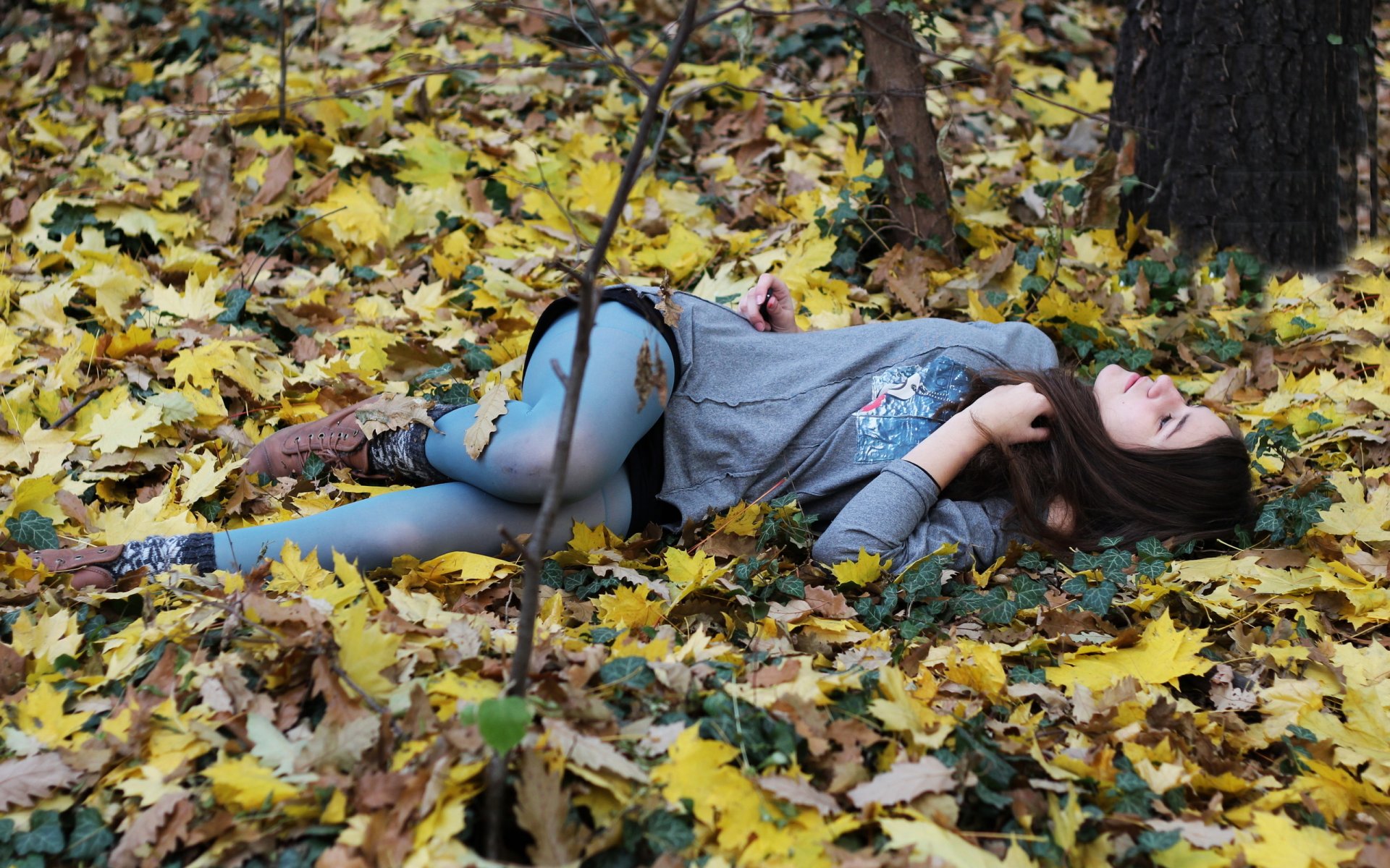 mood nature weather season autumn fallen leaves foliage land girl brunette blue tights is rests eyes closed sci-fi sleeping dream wood park