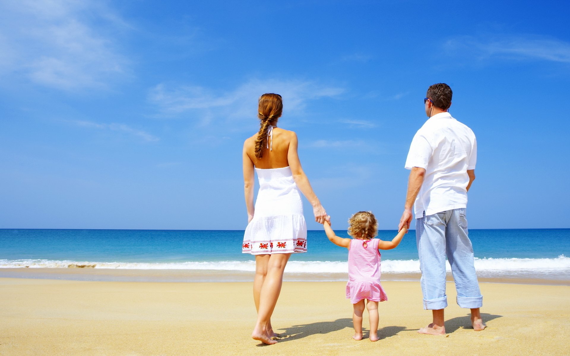 playa arena playa mar horizonte cielo familia mamá papá trío