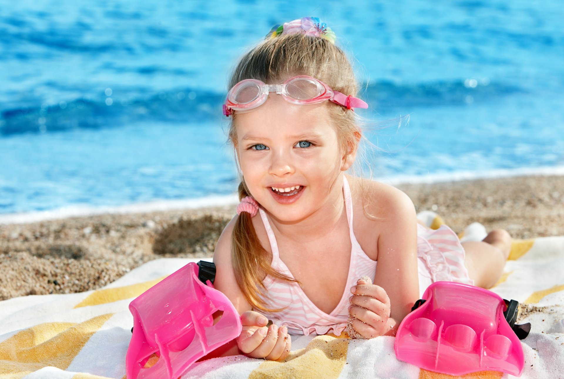 felice piccola ragazza nuotatore bambino felicità gioia spiaggia estate mare felice ragazza nuotatore bambini carino bello allegro estate