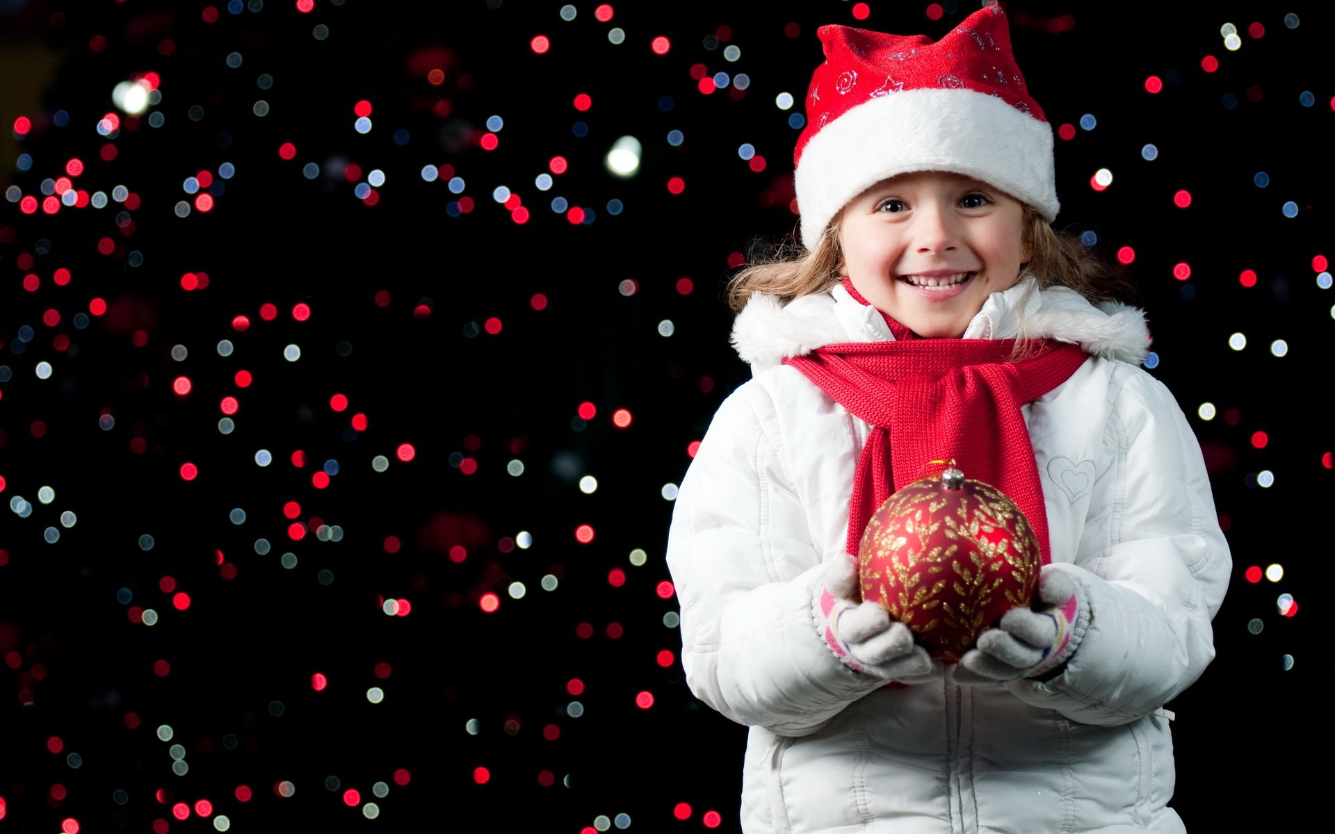 nuovo anno vacanza vacanza buon natale umore gioia felicità sorriso bambino ragazza albero di natale palla rosso cappello beanie guanti notte luci