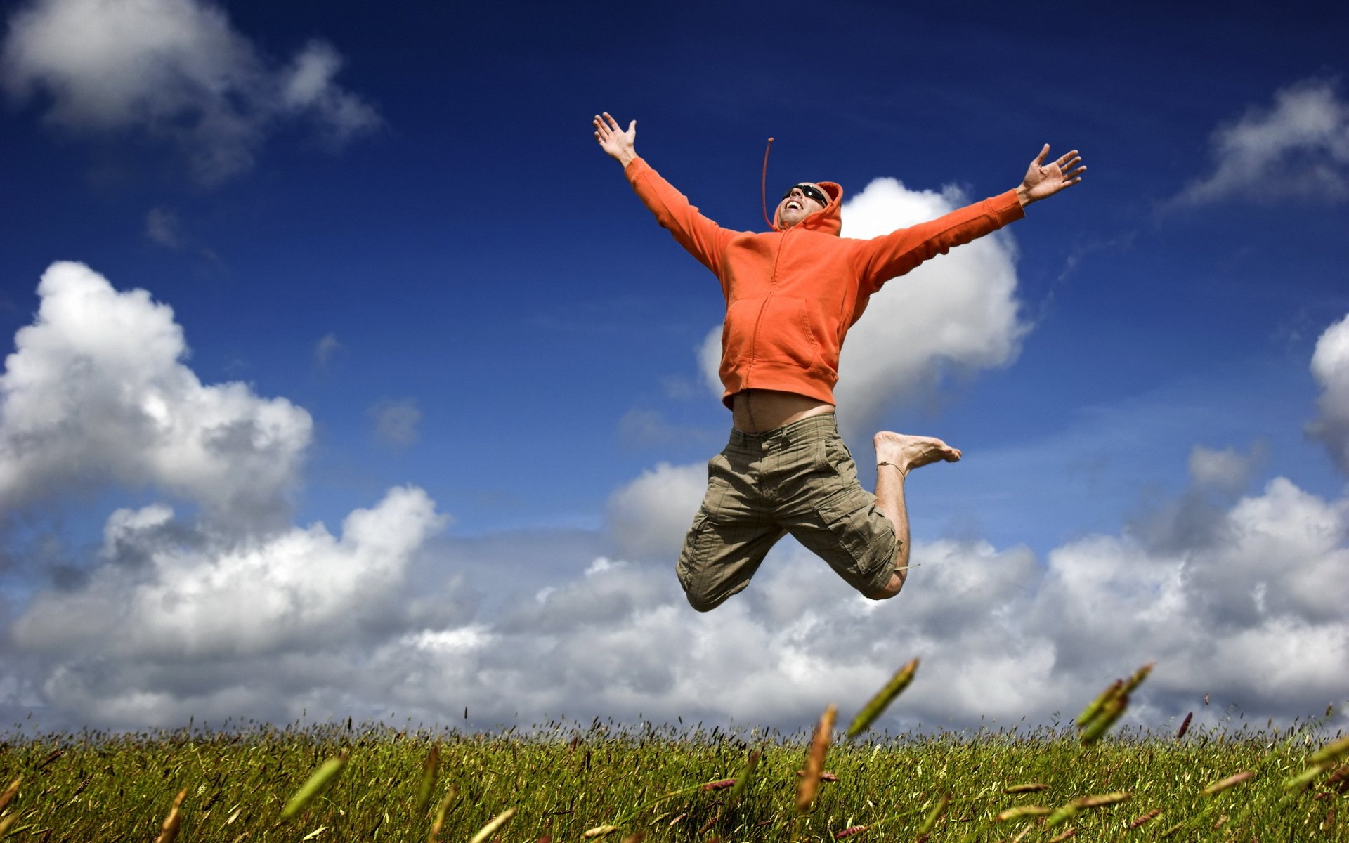 humeur joie bonheur saut vol homme garçon herbe ciel nuages