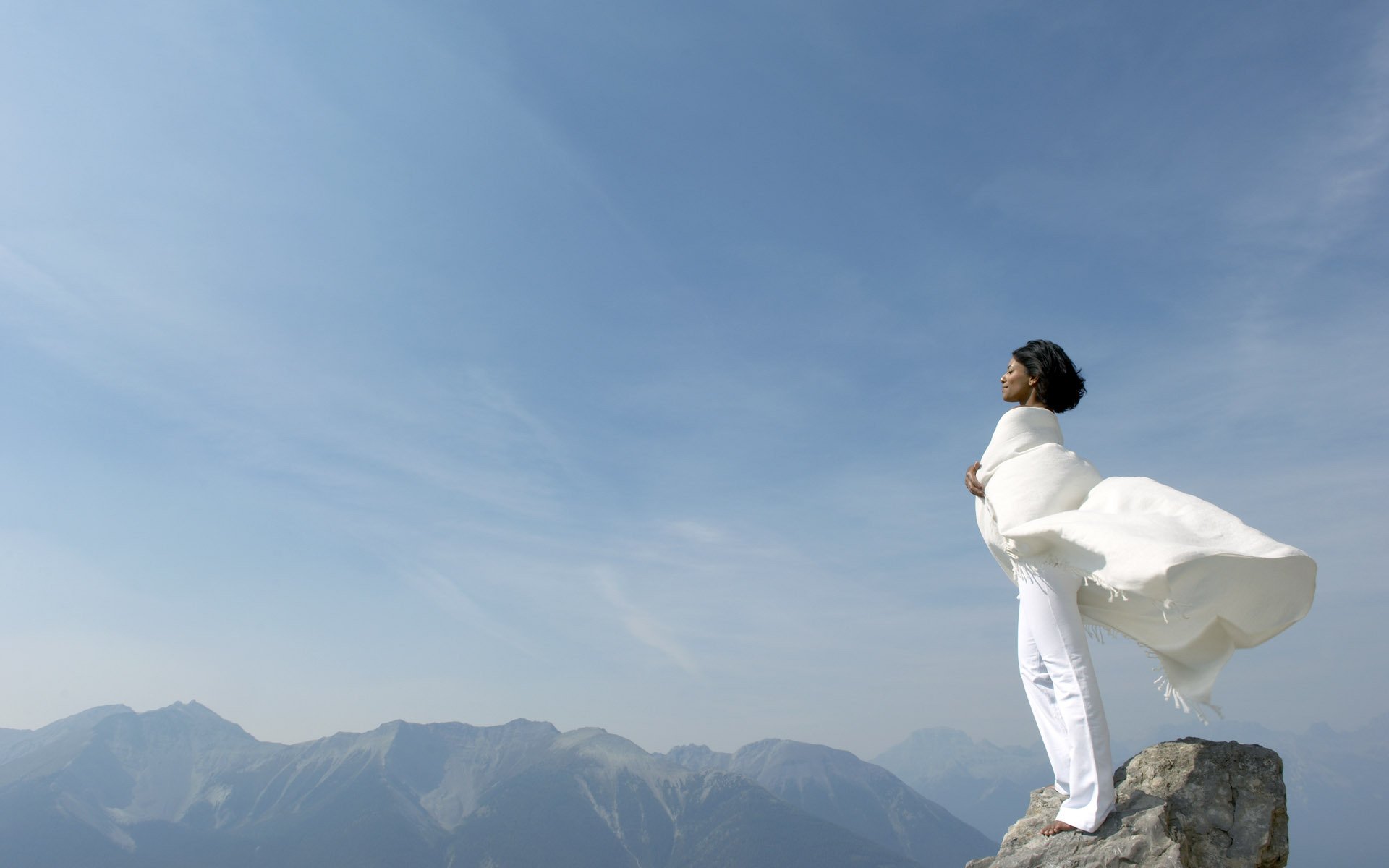 ragazza rocce montagne cima cielo in bianco vento