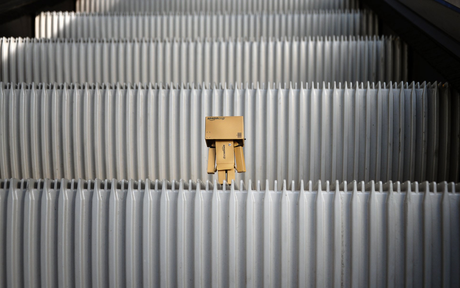 danbo amazon boîte jouet carton escalator marches emballage niveaux 2560x1600