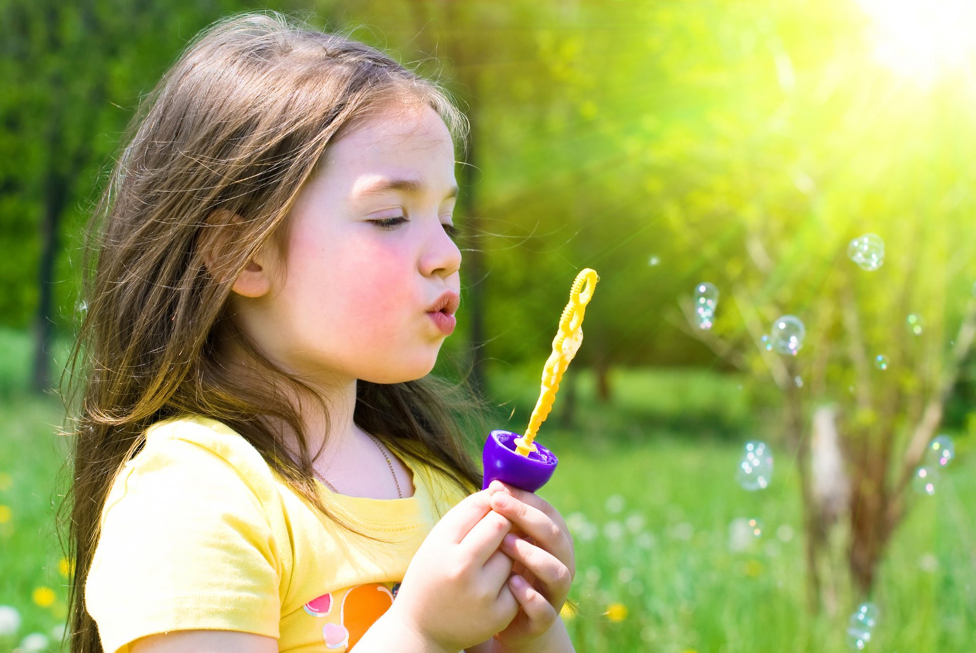 rubia niña jugando felicidad lindo burbujas primavera naturaleza hierba árboles flores rubia lindo jugando felicidad lindo hermoso primavera bebé infancia niños