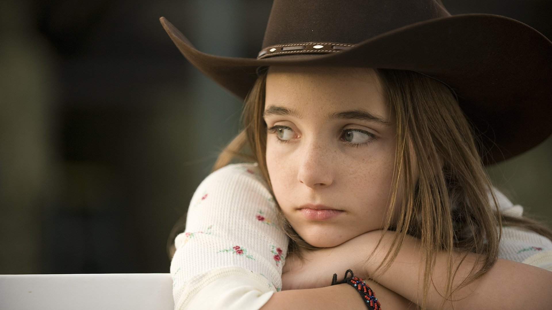 fille chapeau tristesse taches de rousseur