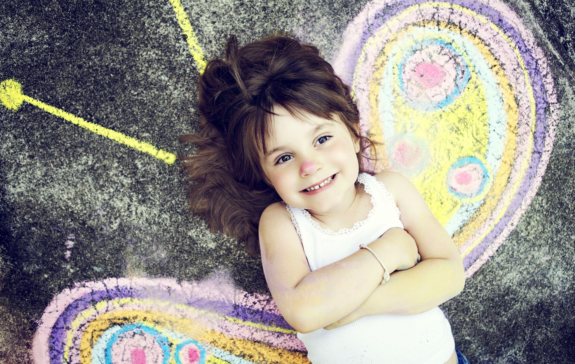 humeur joie bonheur sourire fille bébé enfant enfant dessin craie sur asphalte papillon ailes