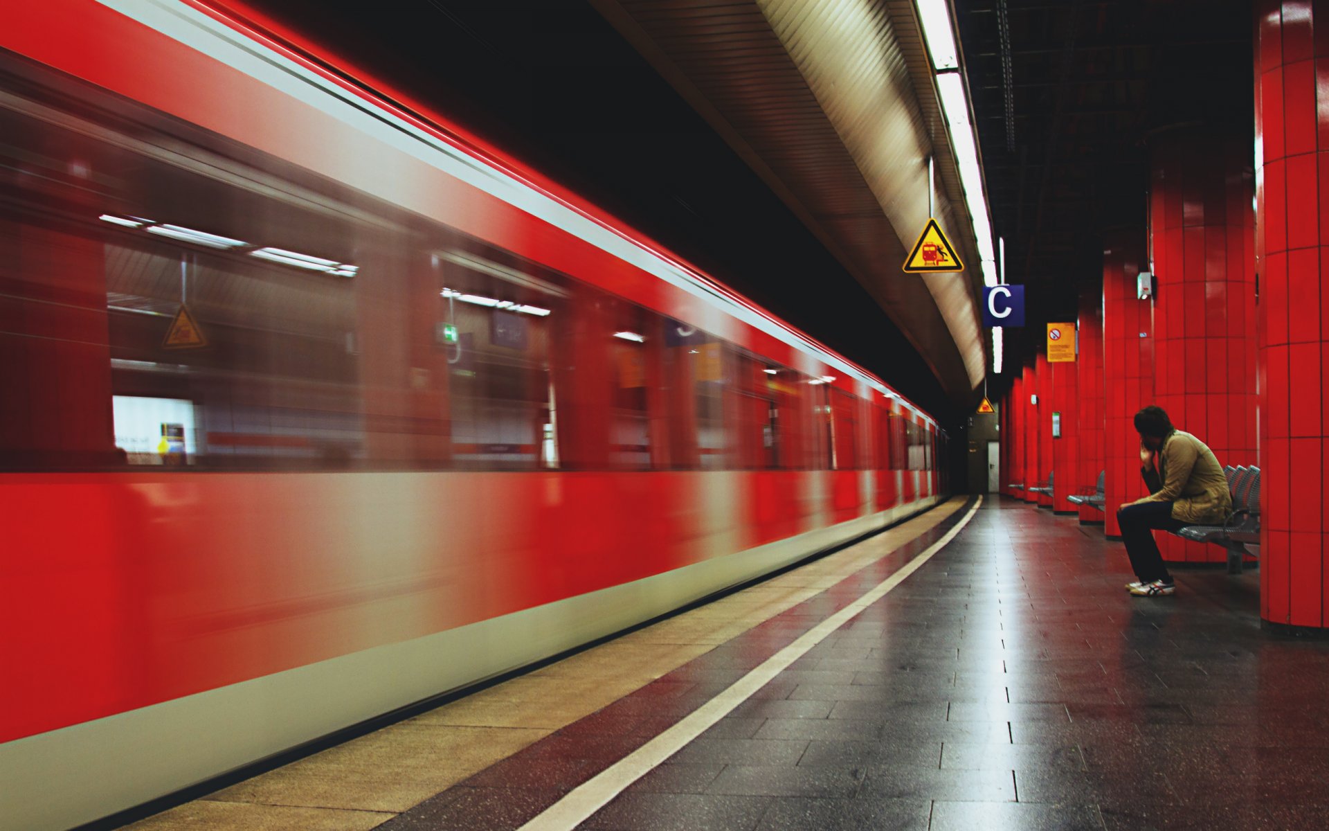 samotność odjeżdżający pociąg stacja