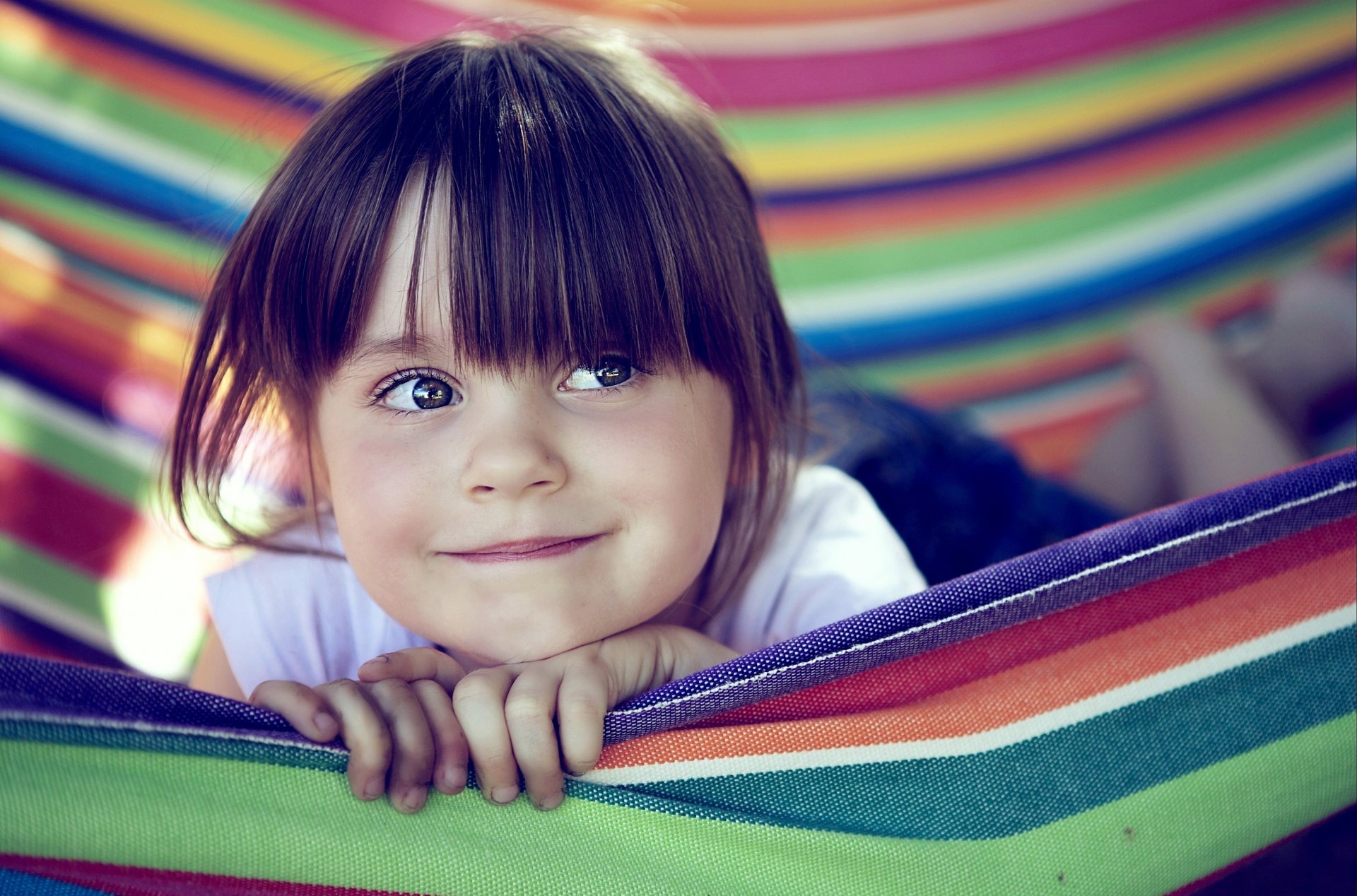 humeur joie sourire fille enfant hamac coloré rayures