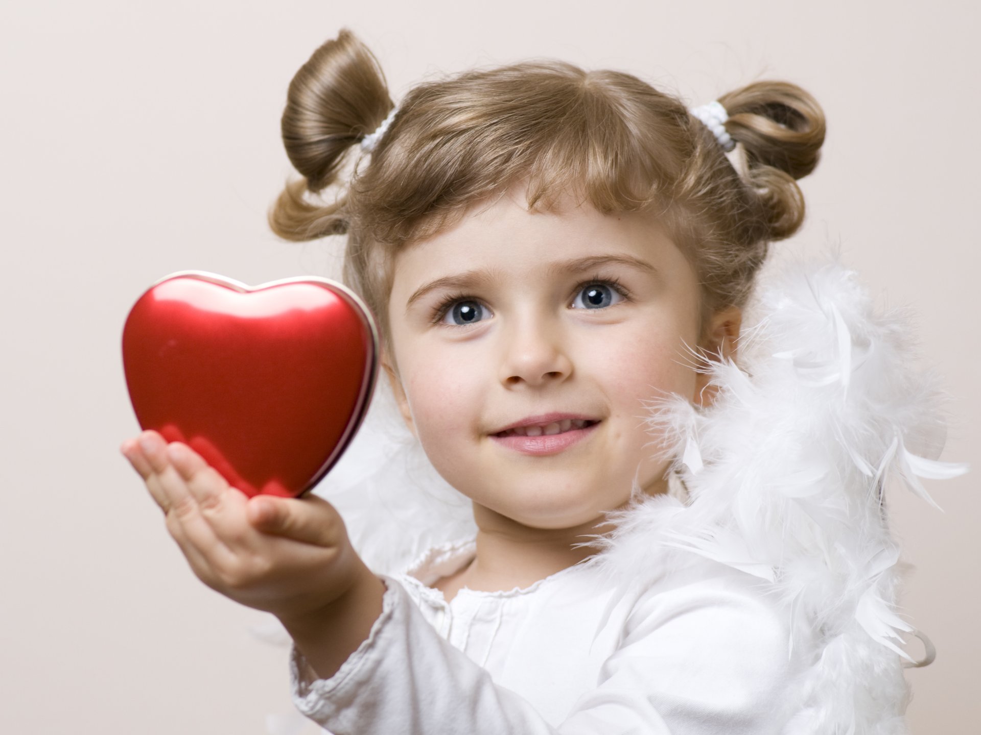 linda niña ángel plumas amor bebé infancia corazón niños