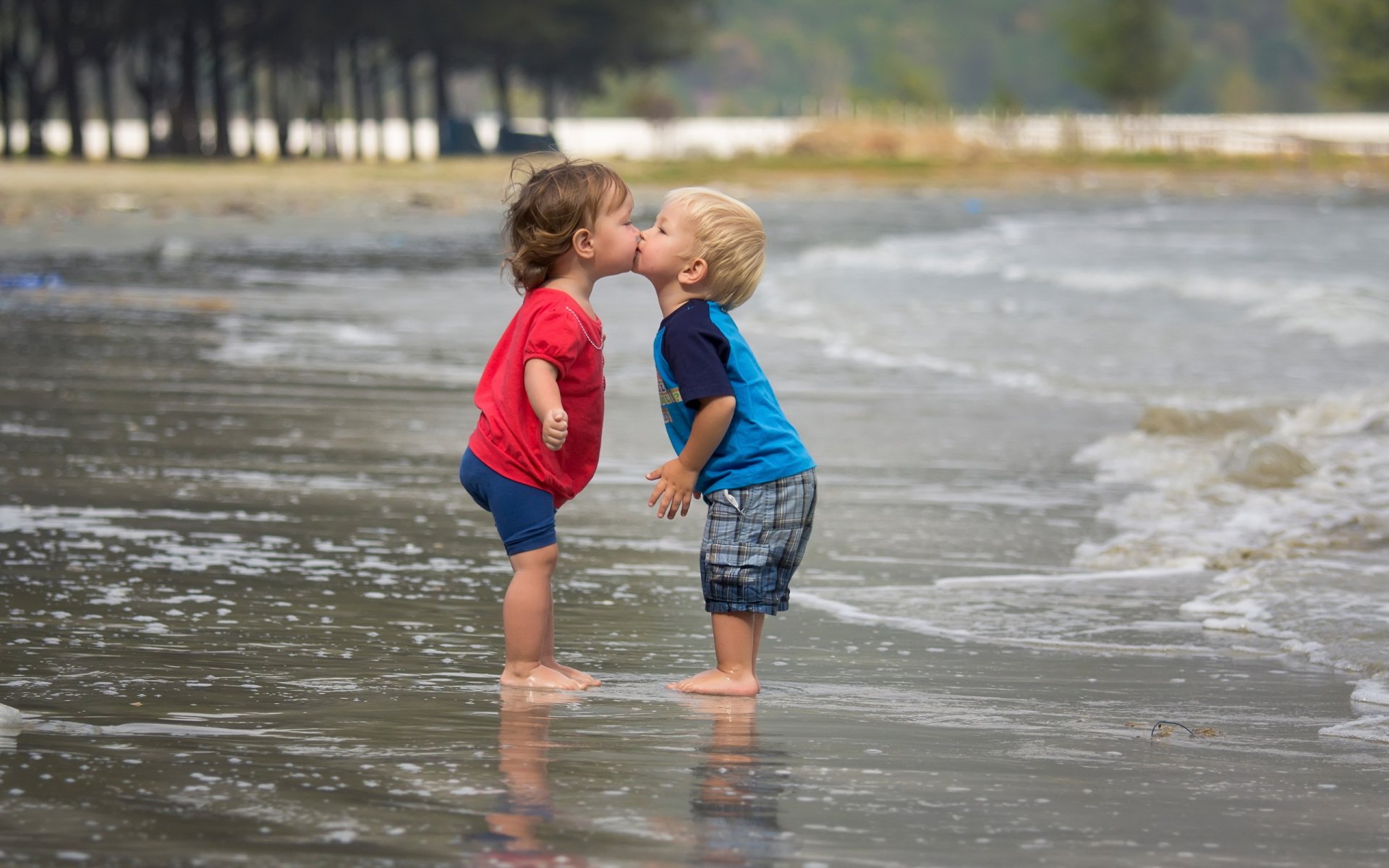 fille garçon baiser mer humeur