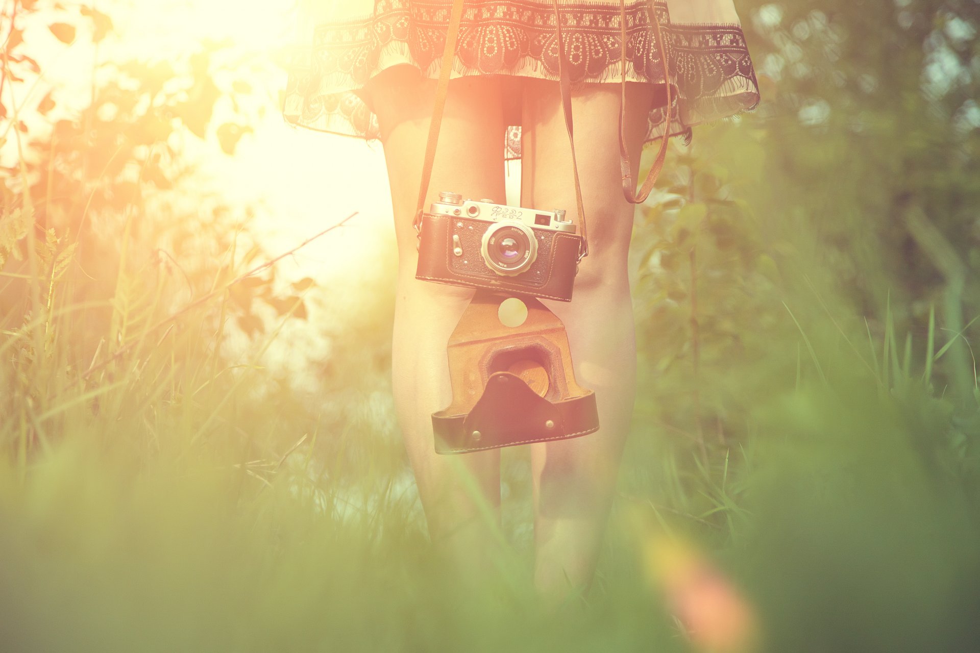 fille appareil photo photo soleil herbe jambes robe éblouissement