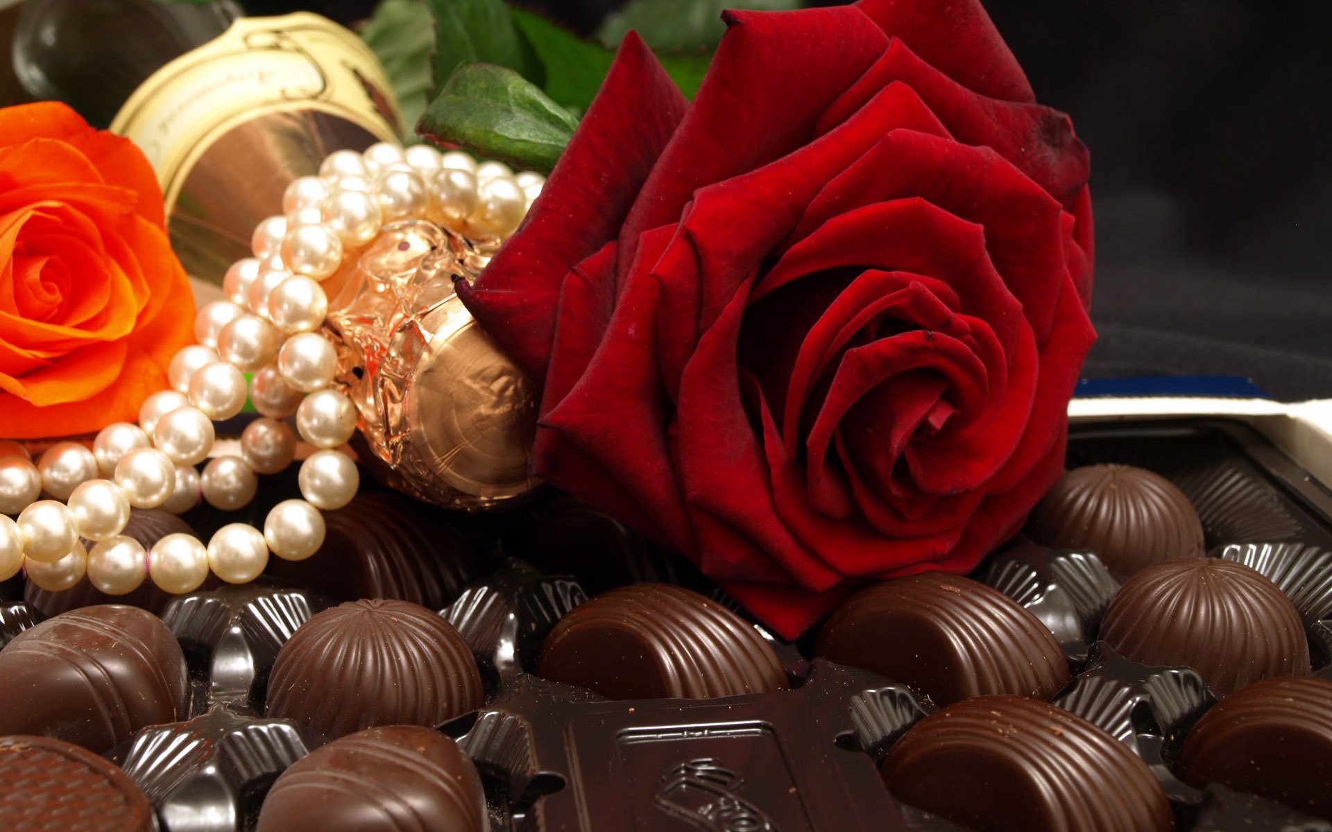 mood feelings romance love flower rose red chocolate candy delicacy dessert delicious sweetness beads macro grown