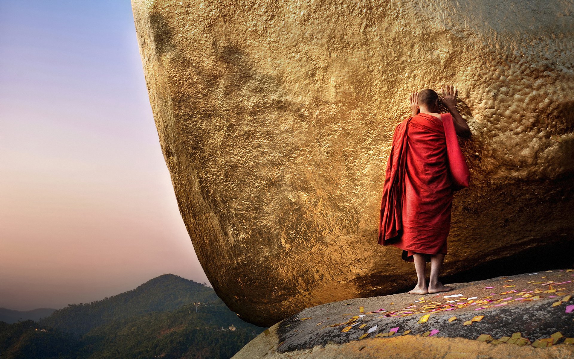 bouddha chaittiyo pagode montagne d or moine birmanie myanmar