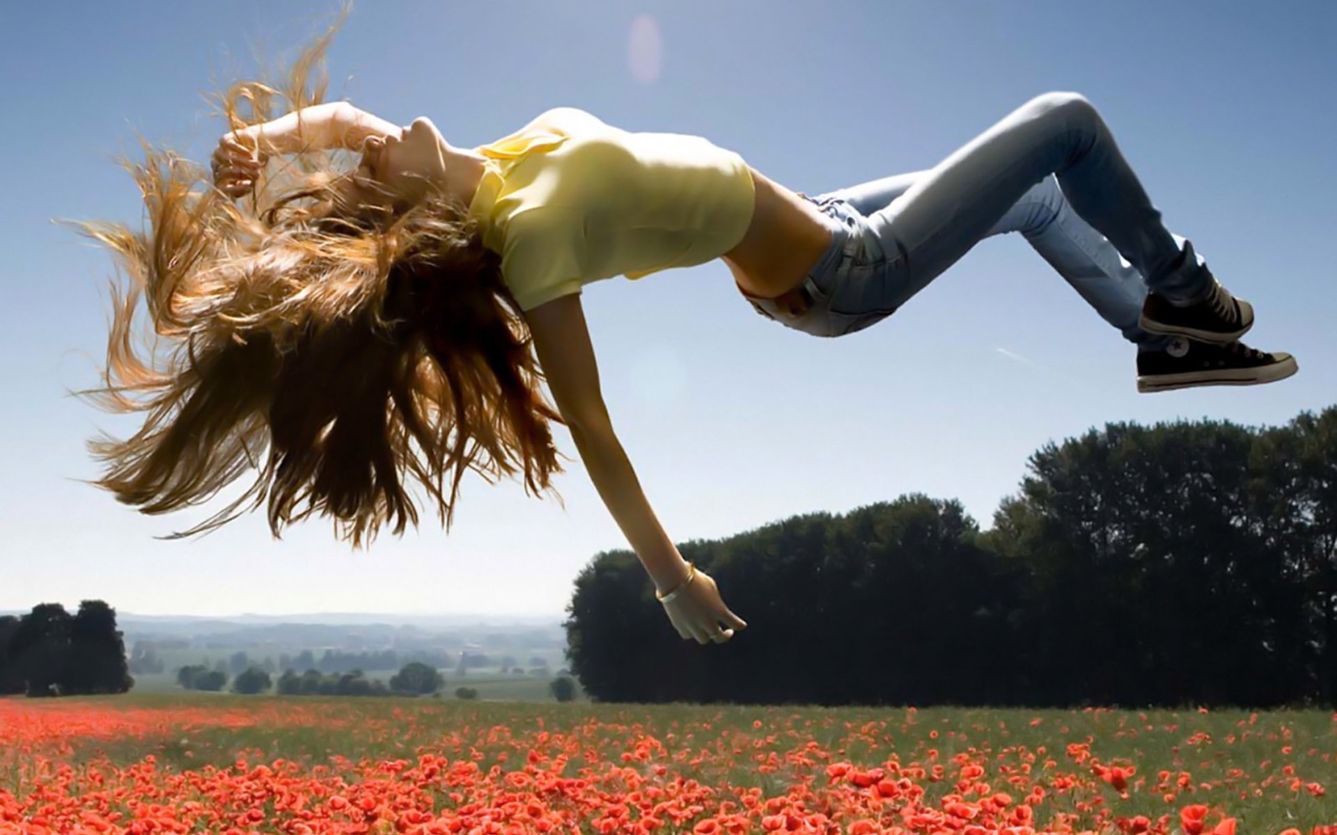 stimmung weiblich mädchen ausziehen natur landschaft jeans turnschuhe haare brünette blumen himmel wolken