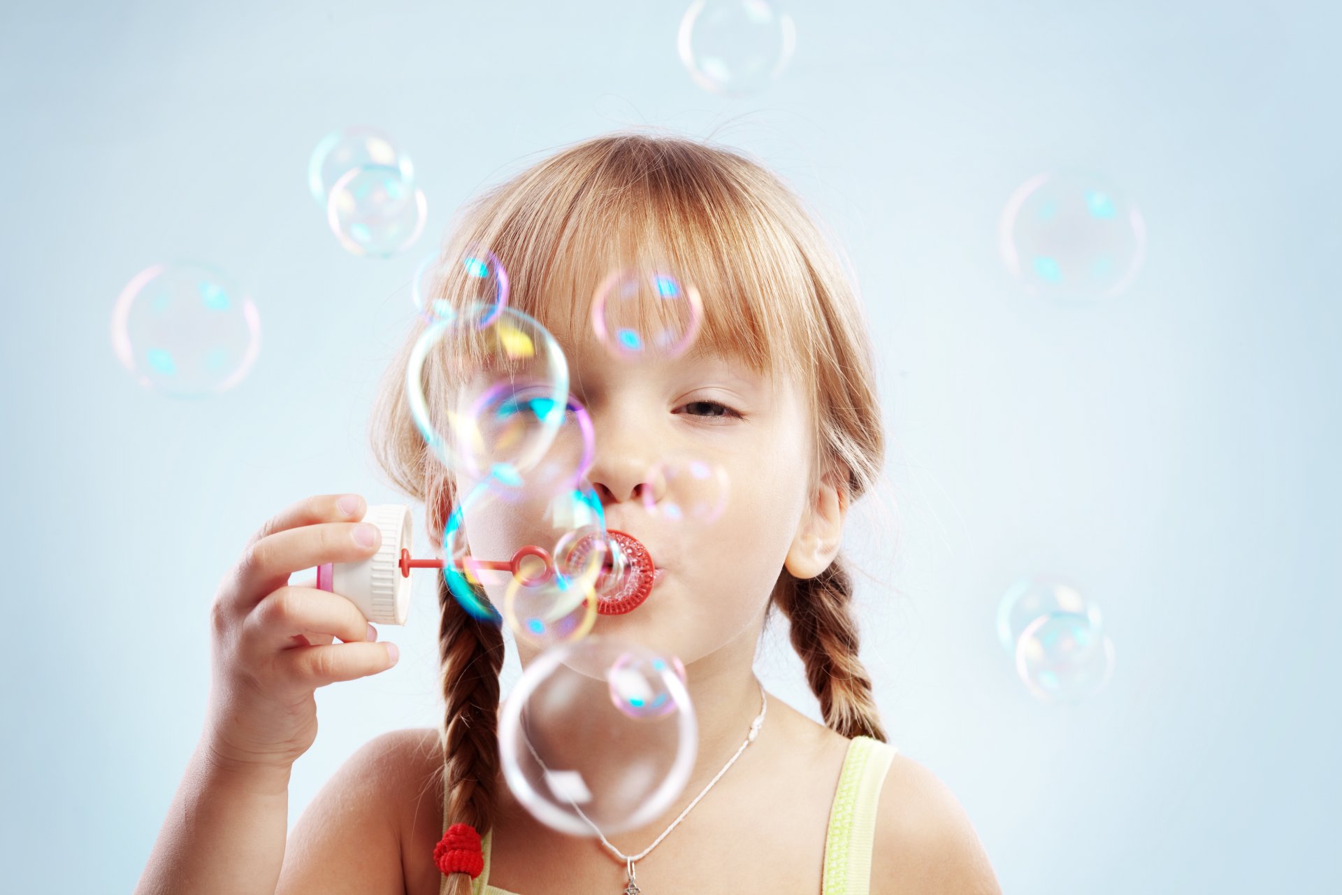 linda niña burbujas alegría felicidad bebé infancia linda niña niños