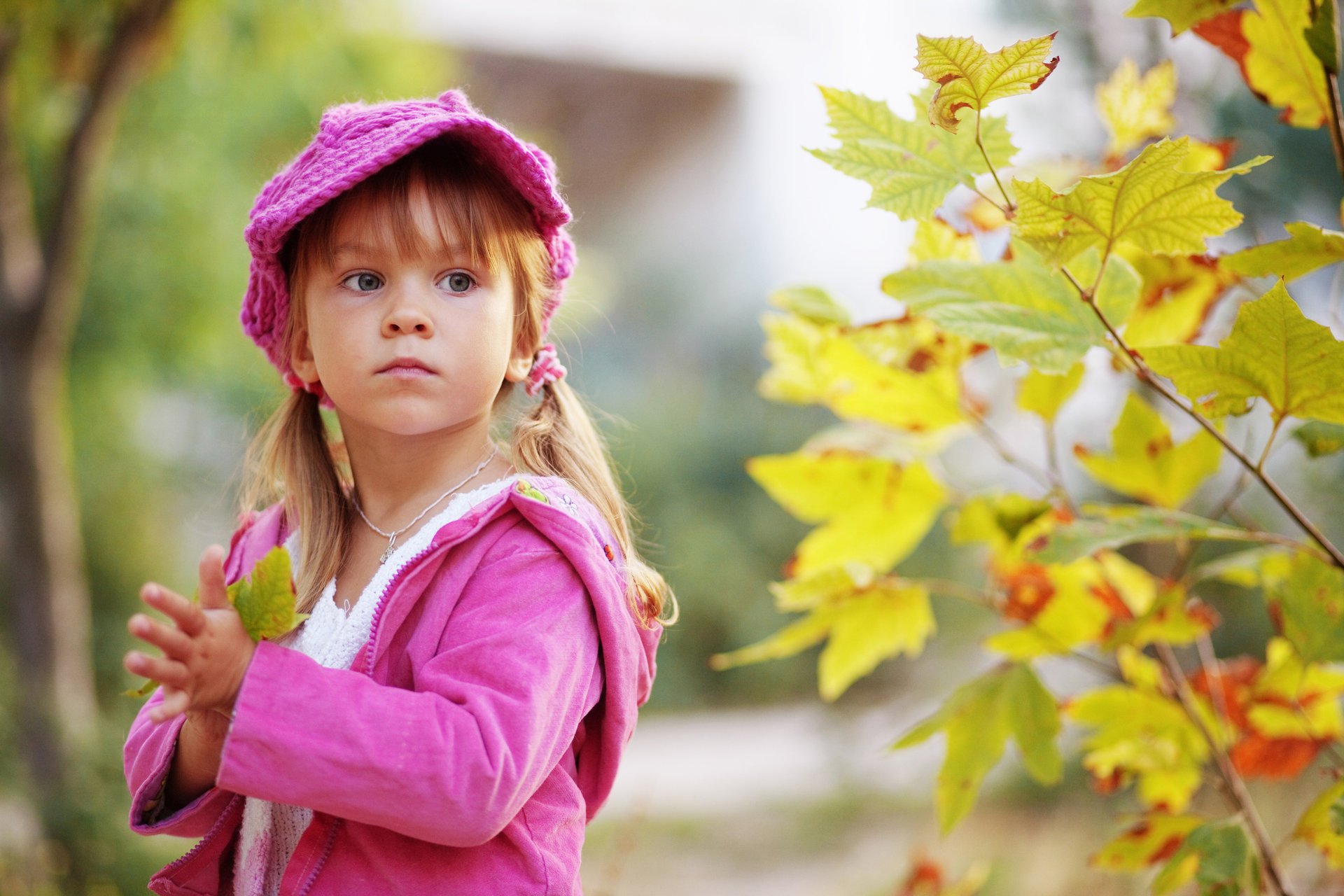 fille enfance tristesse jardin nature automne feuilles solitaire petite fille enfant enfants et enfance triste solitaire